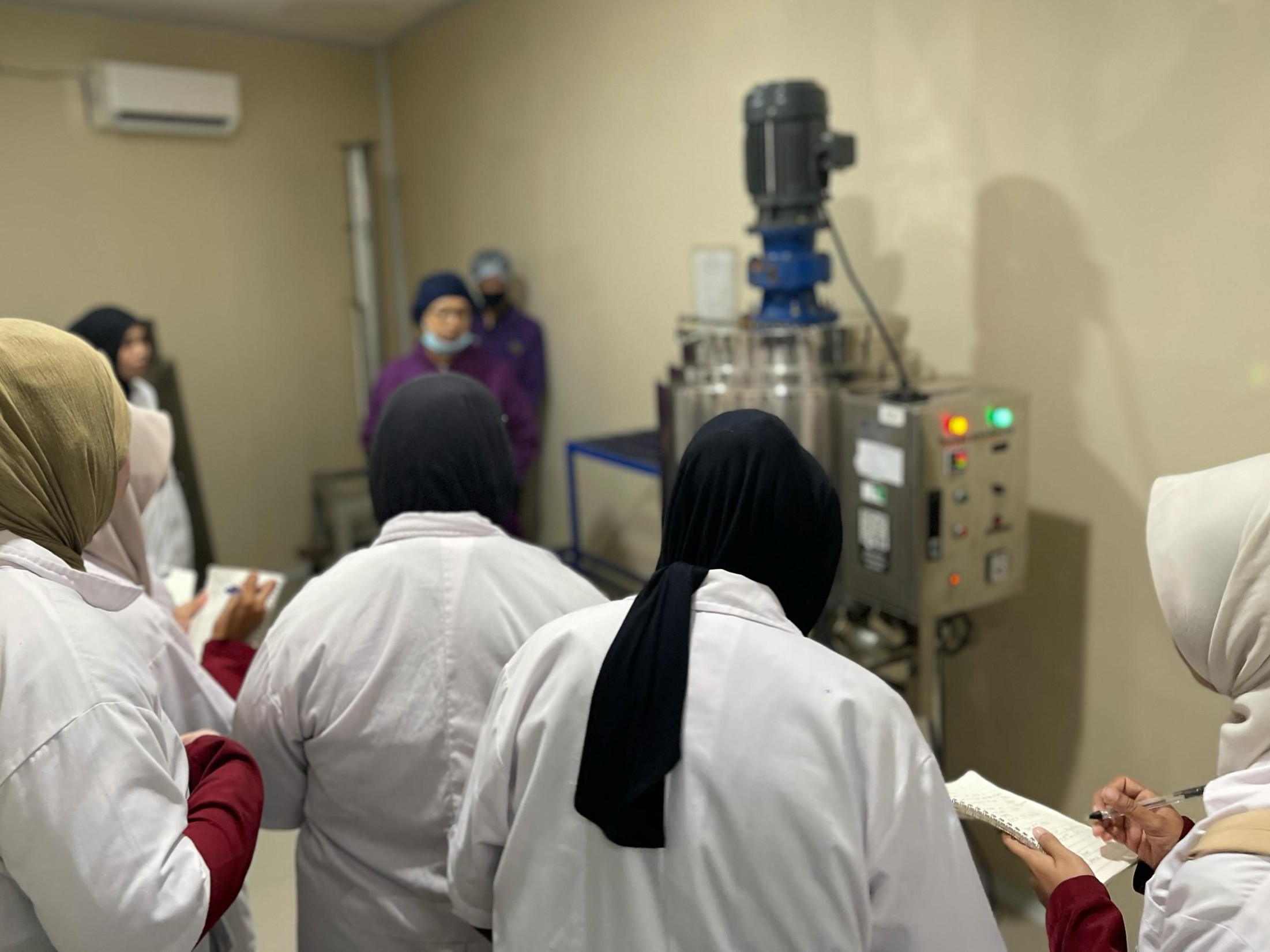 Sinergi dengan Dunia Akademik, HIU Group Buka Akses Fasilitas Manufaktur untuk KKL 150 Mahasiswa Farmasi UMBJM